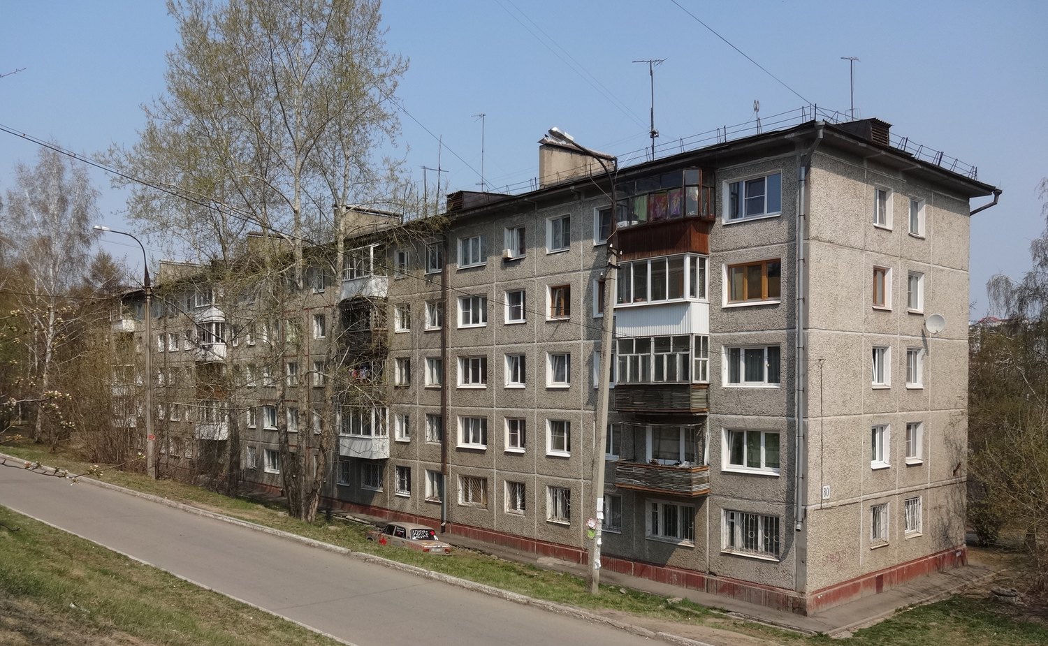 Пятиэтажный дом хрущевка. Хрущевка 1 335 Иркутск. Хрущевка 1-335 крыша. Пятиэтажки панельные 1-335.