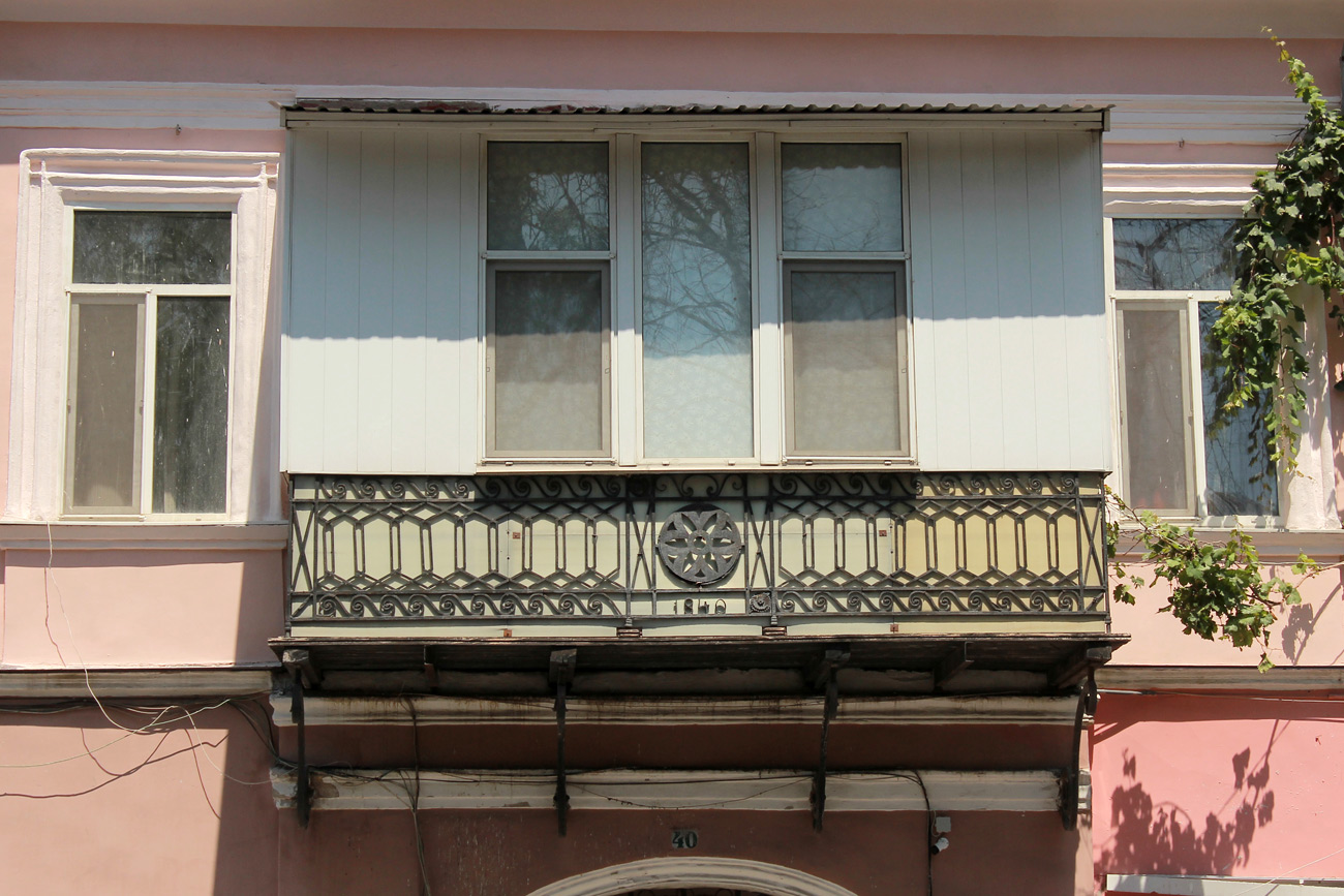 Одеса, Грецька вулиця, 40. Одеса — Надписи в оформлении фасадов