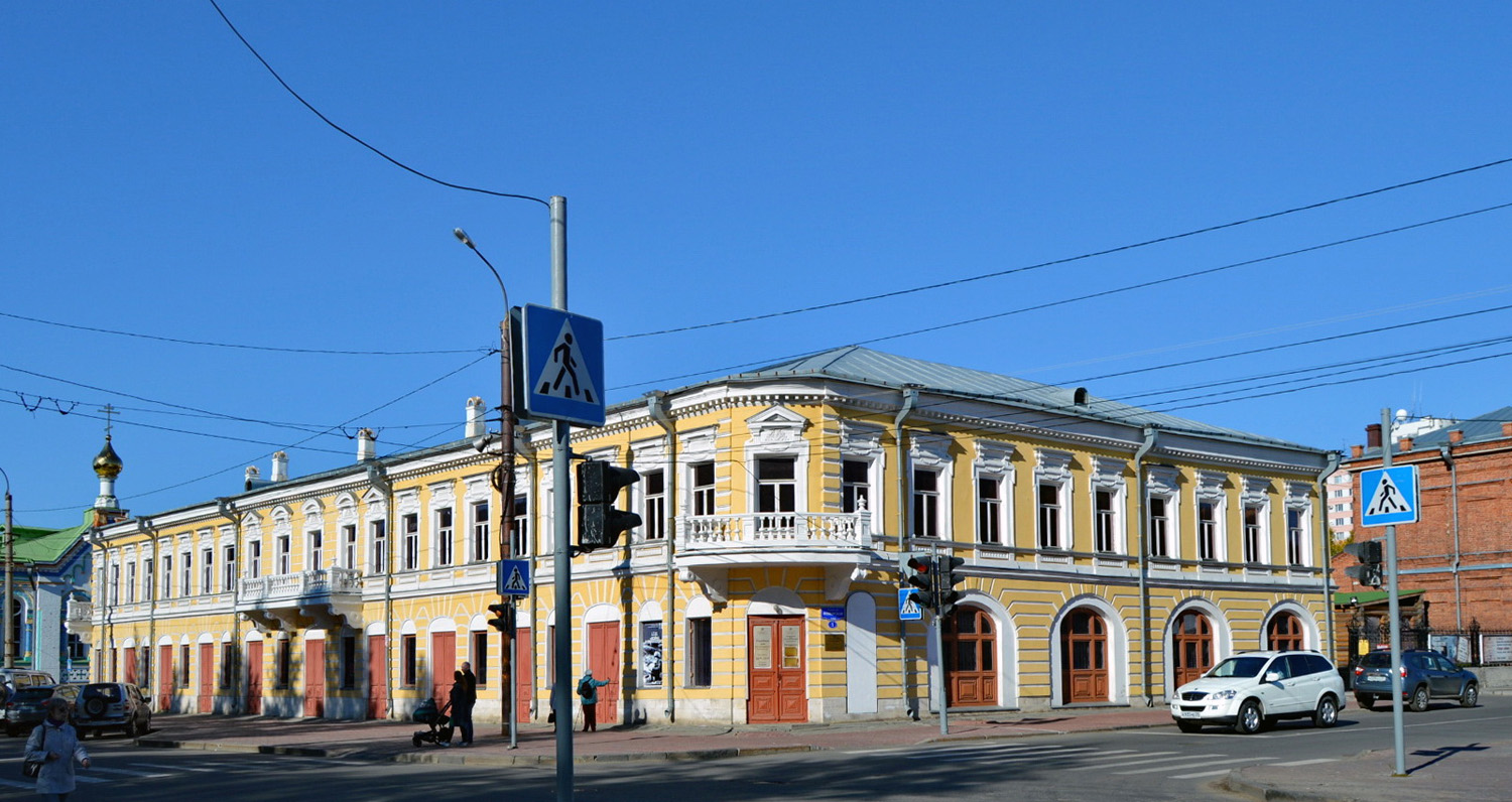 Archangielsk, Набережная Северной Двины, 72 / Поморская улица, 1