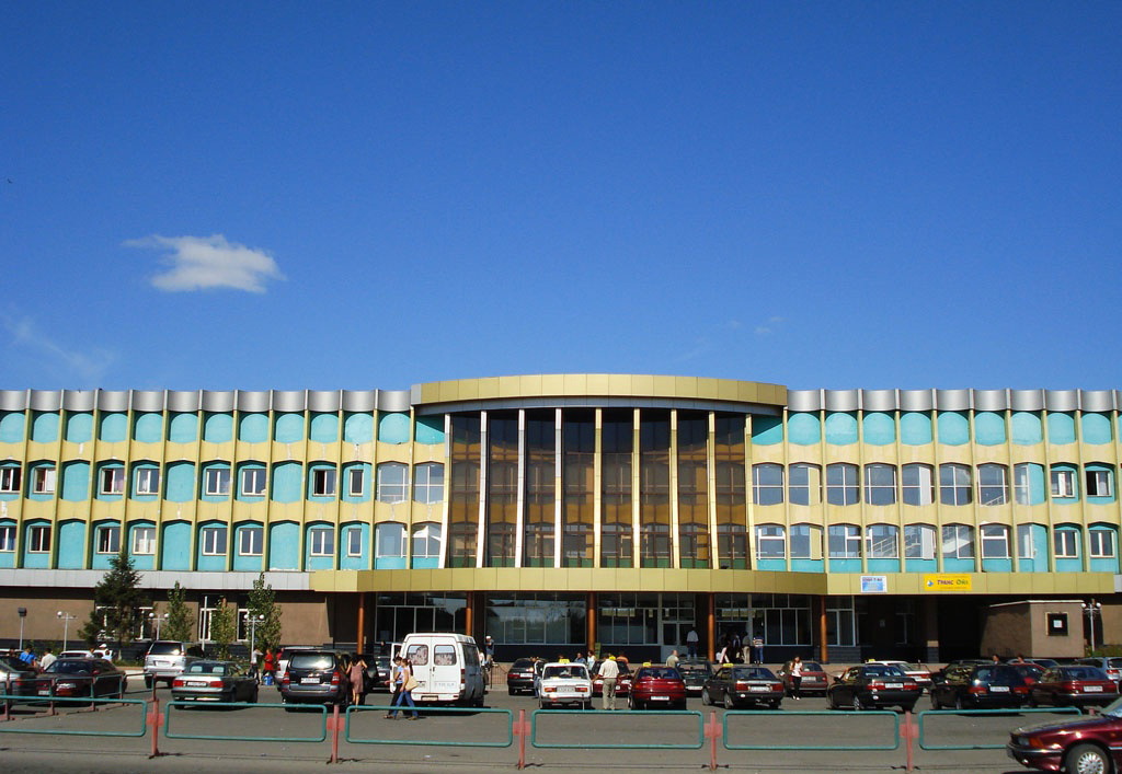 Семей железная дорога. Семипалатинск вокзал. Город семей вокзал. Железнодорожный вокзал Семипалатинск. Железнодорожный вокзал станции Семипалатинск.
