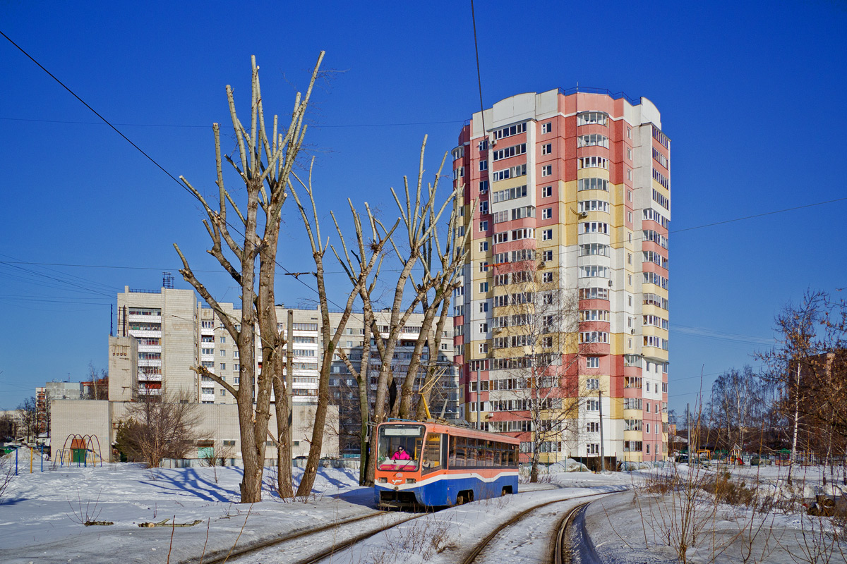 Kazan, Трамвайная улица, 17; Улица Максимова, 5