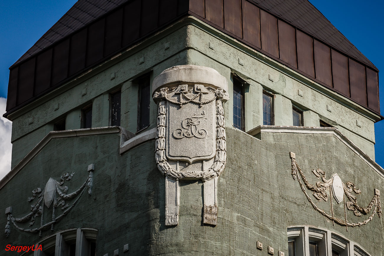 Odesa, Троїцька вулиця, 51 / Преображенська вулиця, 64. Odesa — Inscriptions on facades. Odesa — Coats of arms