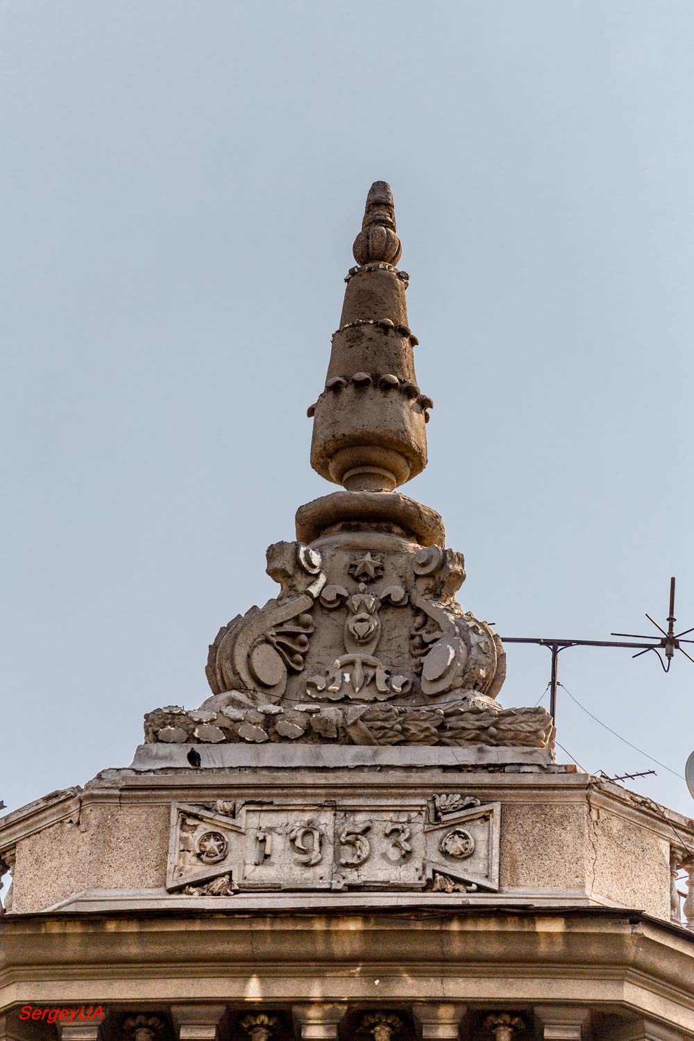 Odesa, Дерибасівська вулиця, 14а / катерининська вулиця, 17. Odesa — Inscriptions on facades. Odesa — Coats of arms