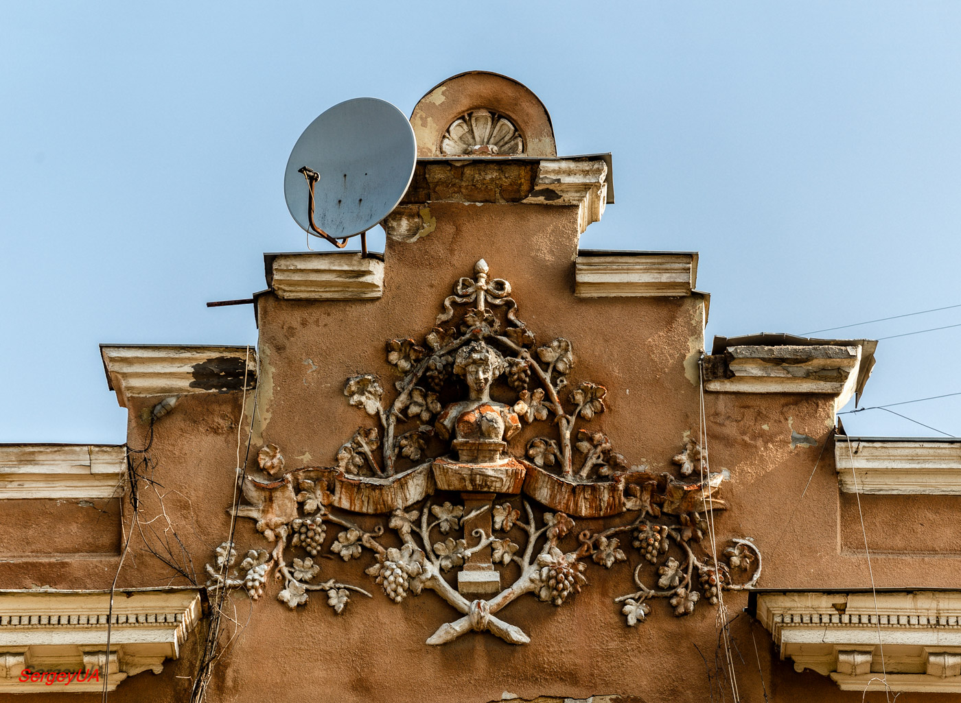 Odesa, Грецька вулиця, 30. Odesa — Inscriptions on facades. Odesa — Coats of arms