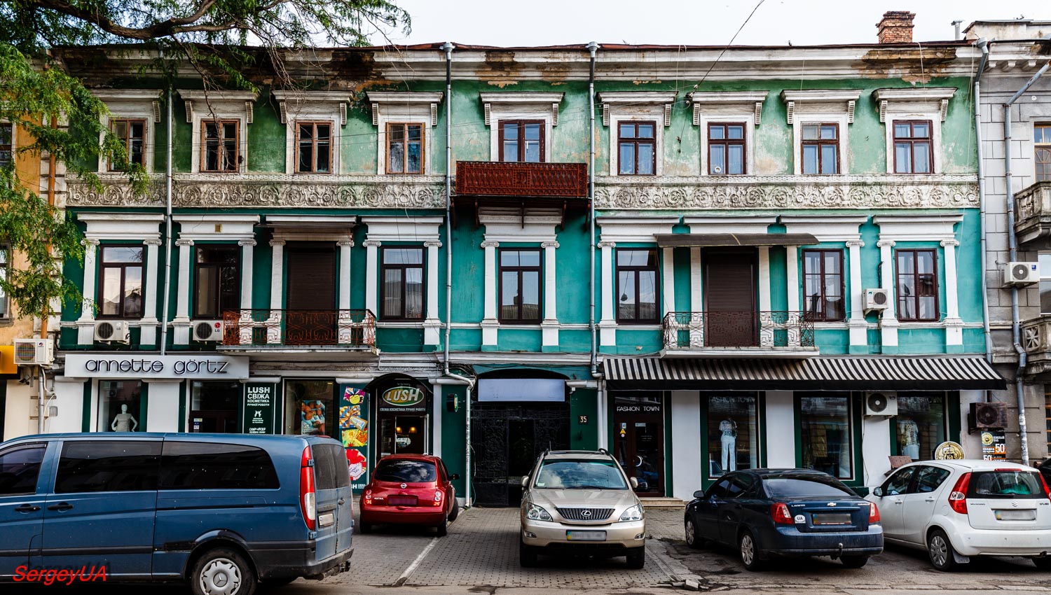 Odesa, Грецька вулиця, 35. Odesa — Inscriptions on facades