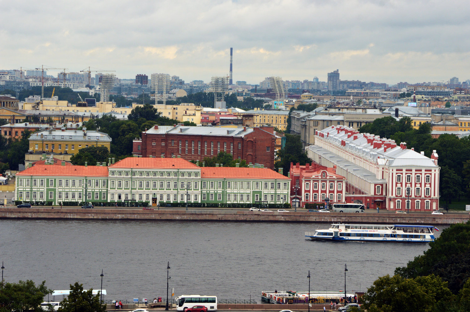 Университетская набережная в Санкт-Петербурге