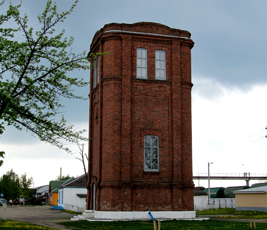 10 старые дороги. Водонапорная башня. Старая водонапорная башня. Водонапорная башня квадратная. Старые советские водонапорные башни.