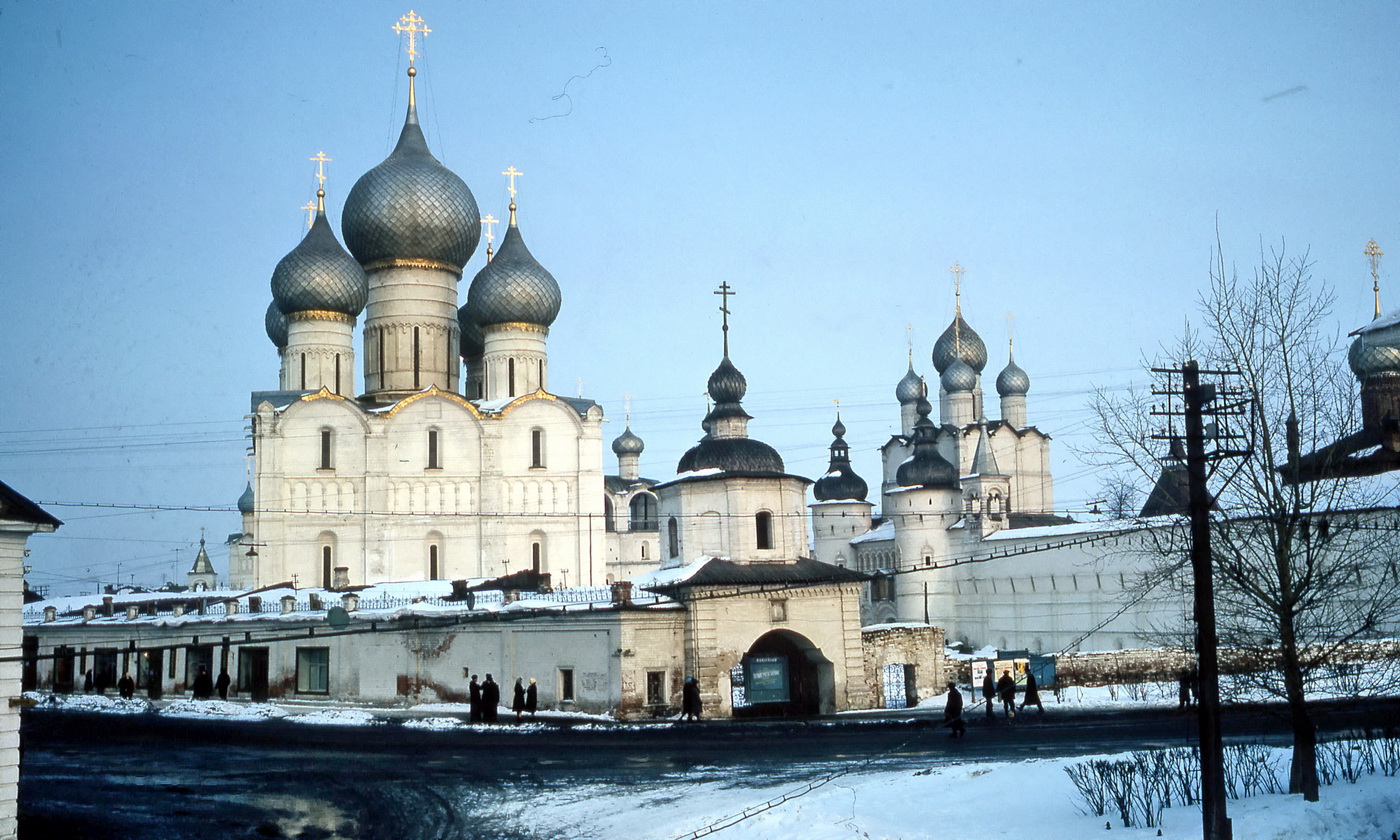 Rostov, Соборная площадь, Успенский собор; Кремль, Воскресенская церковь; Соборная площадь, Святые ворота