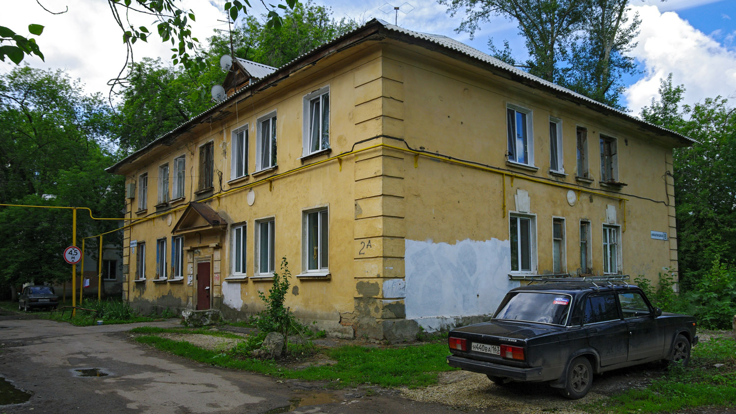Novokuybyshevsk, Стахановский переулок, 2А / Молодогвардейская улица, 8