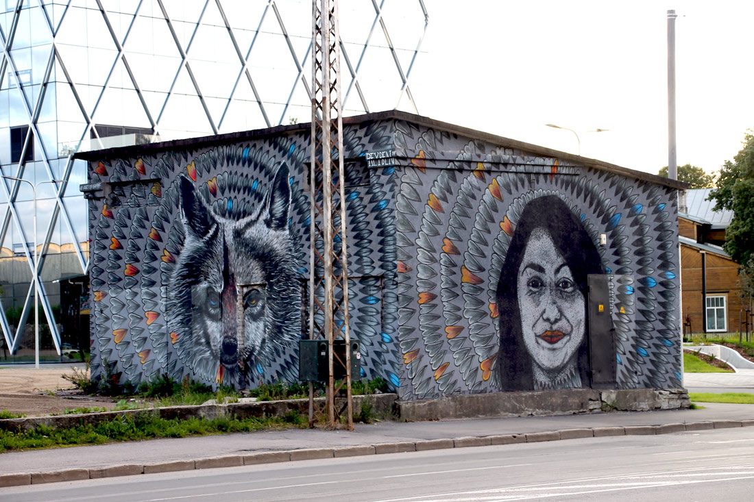 Таллин, Mustamäe tee, 5i. Монументальное искусство (мозаики, росписи, барельефы, сграфито)