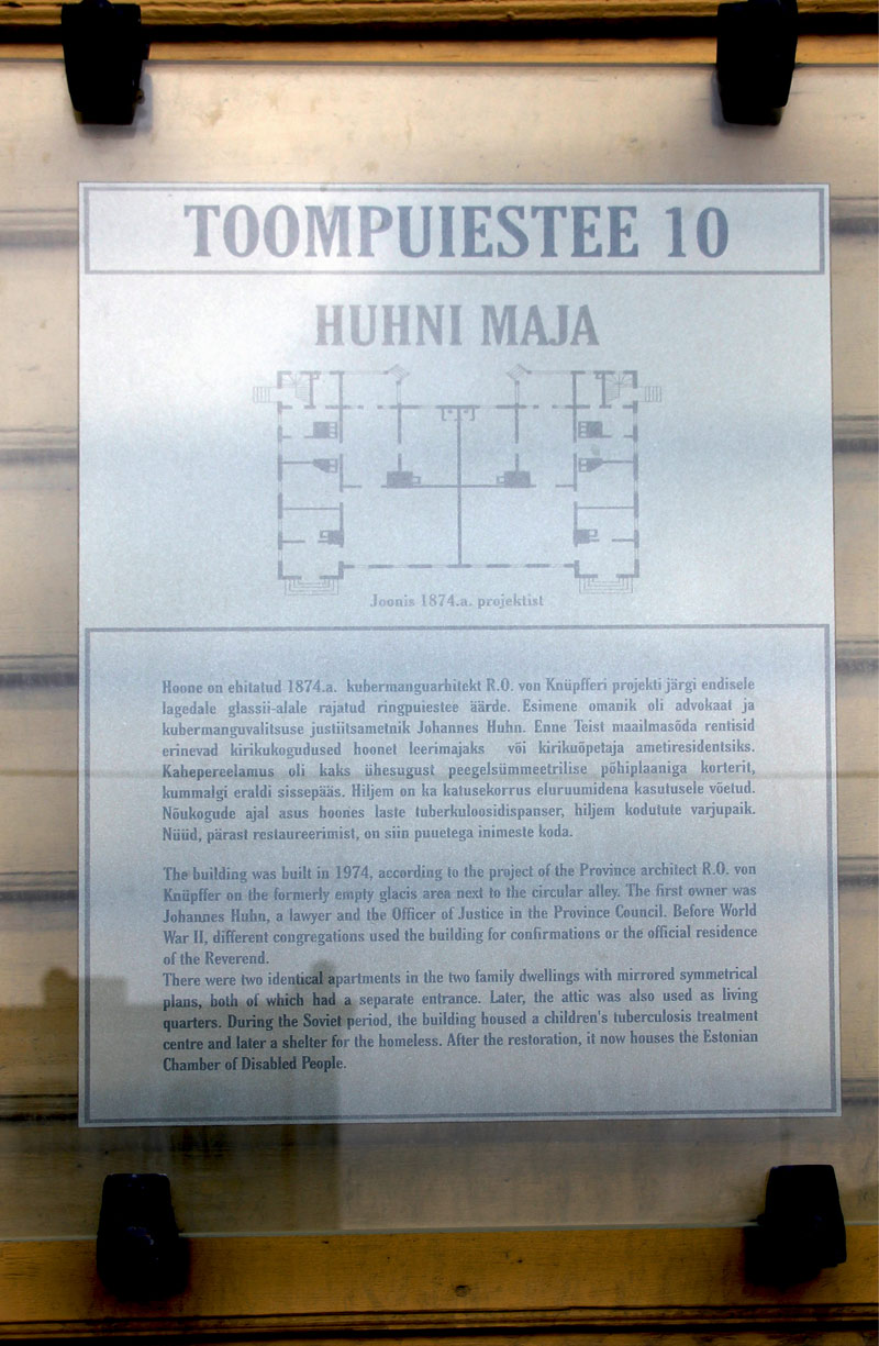 Tallinn, Toompuiestee, 10. Tallinn — Protective signs