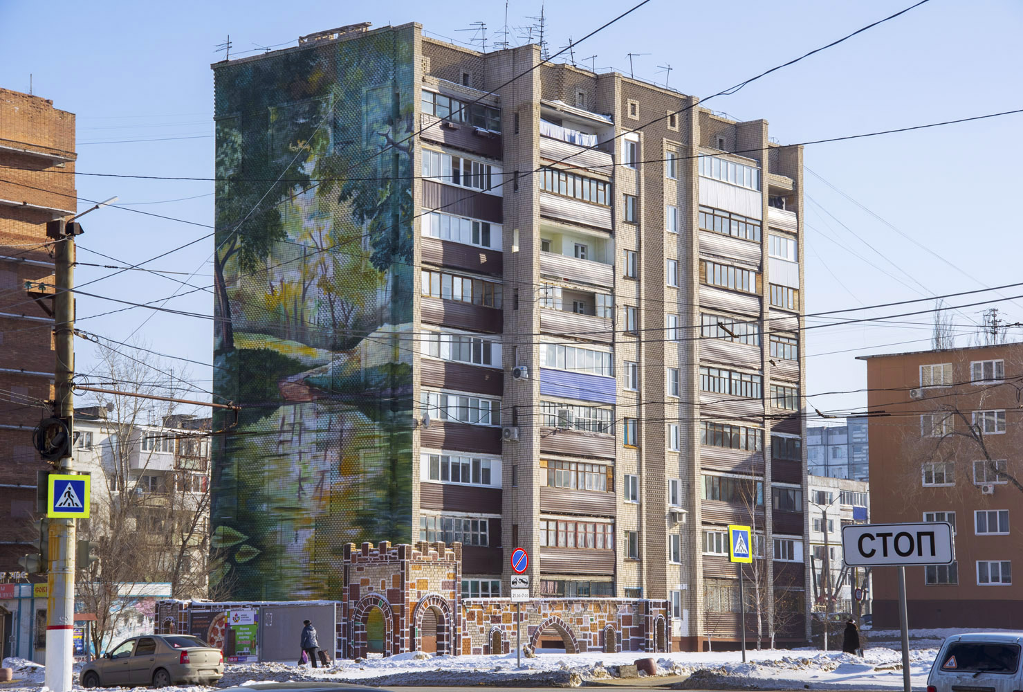 Novokuybyshevsk, Улица Суворова, 11. Монументальное искусство (мозаики, росписи)