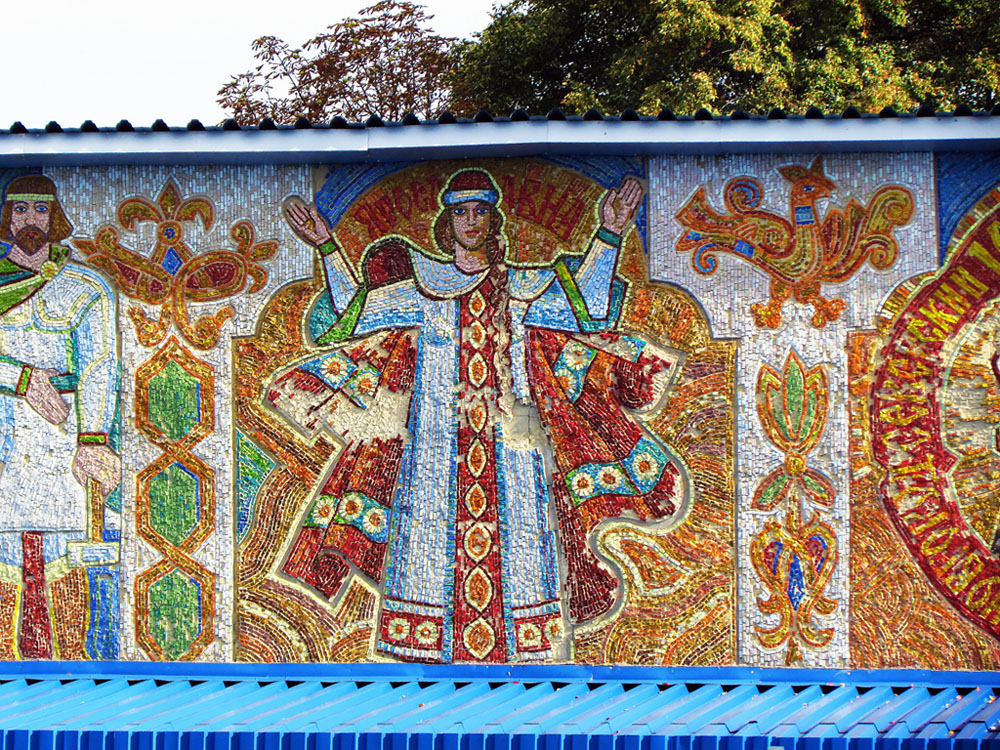Новгород-Северский, Губернская улица, 1. Монументальное искусство (мозаики, росписи, барельефы, сграфито)