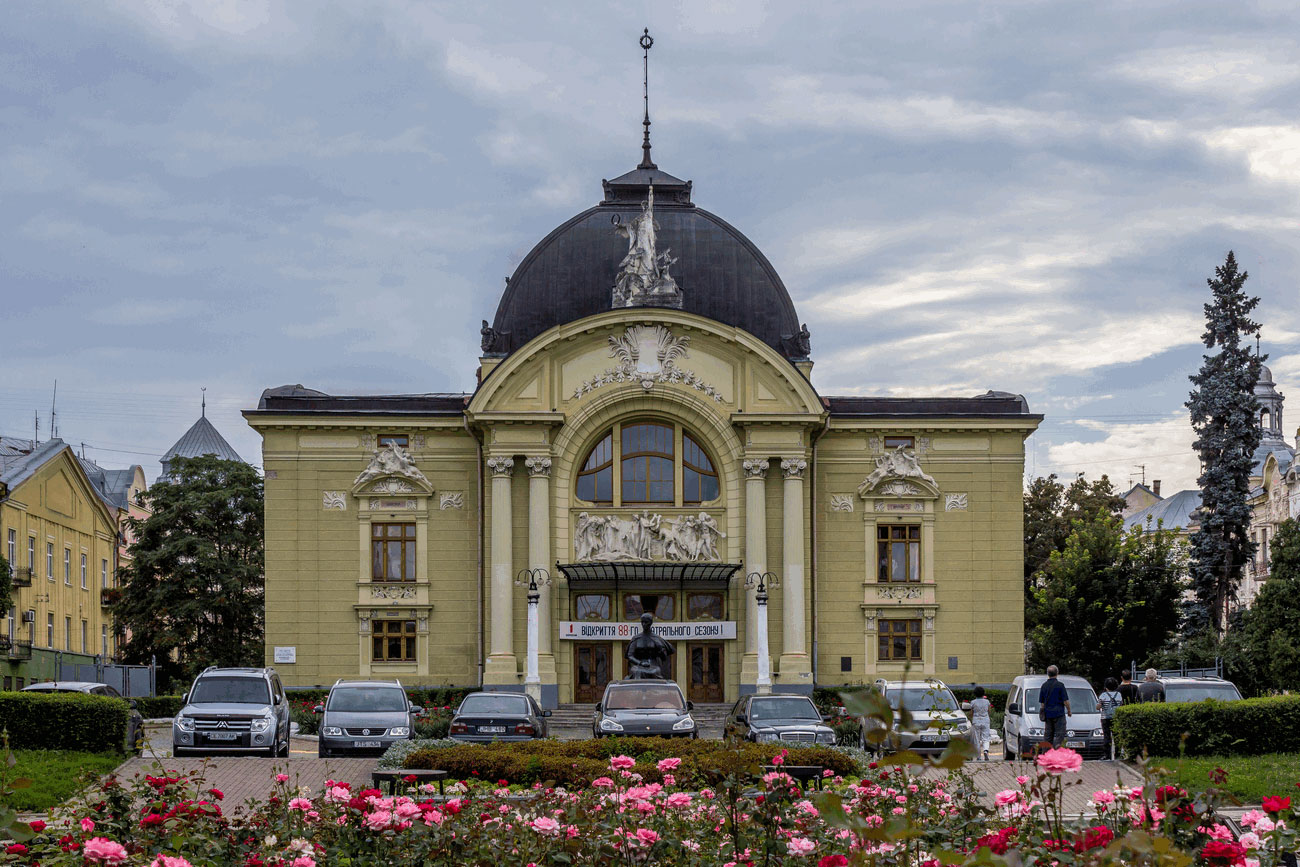 Chernivtsi, Театральная площадь, 1