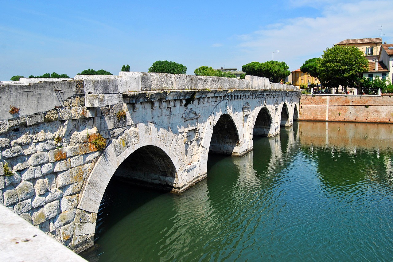 Римини, Мост Тиберия