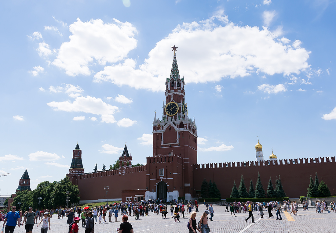 Кремль 7 апреля. Спасская башня Кремля фото.