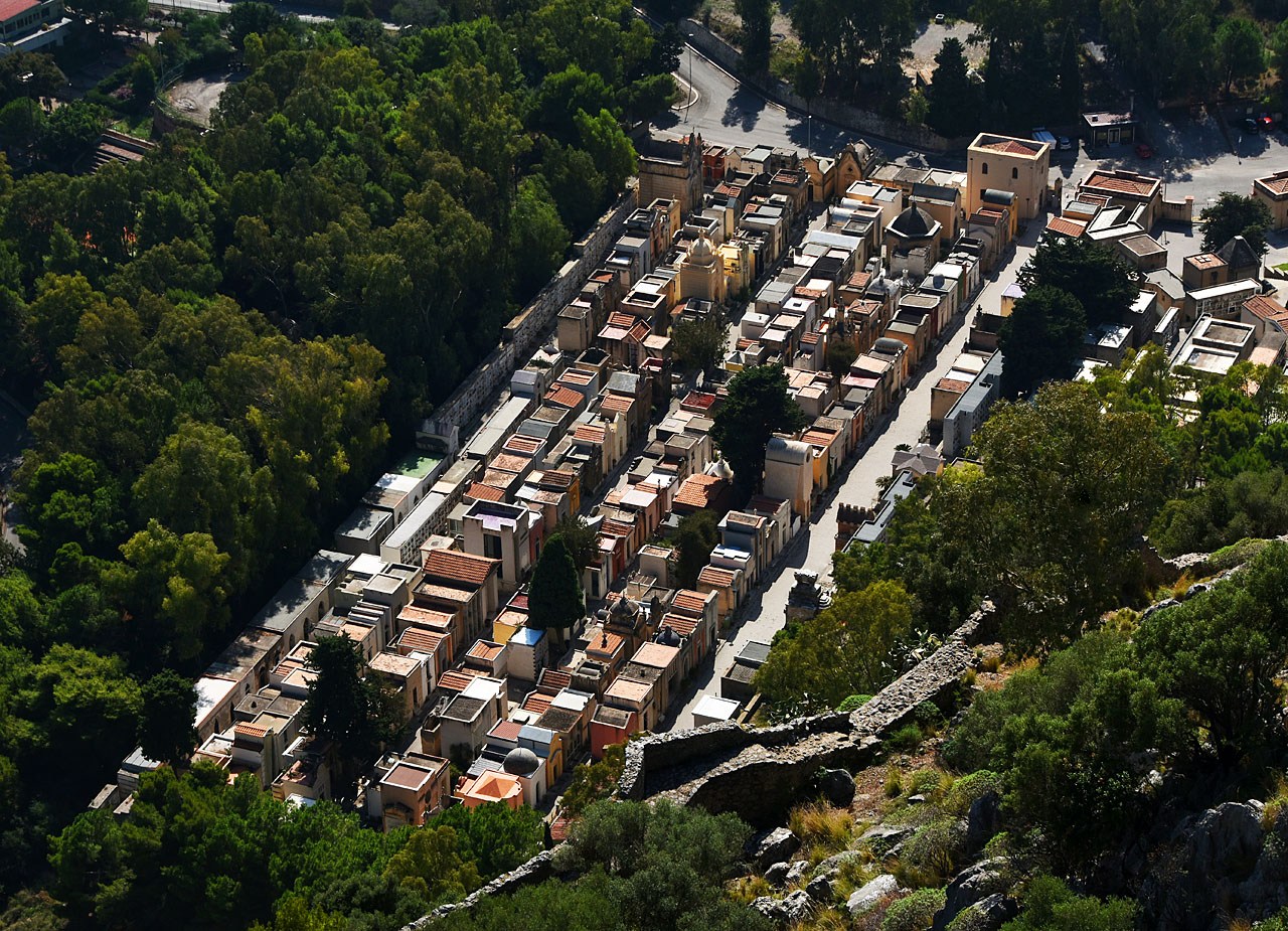 Cefalù, Via Santa Barbara, городское кладбище