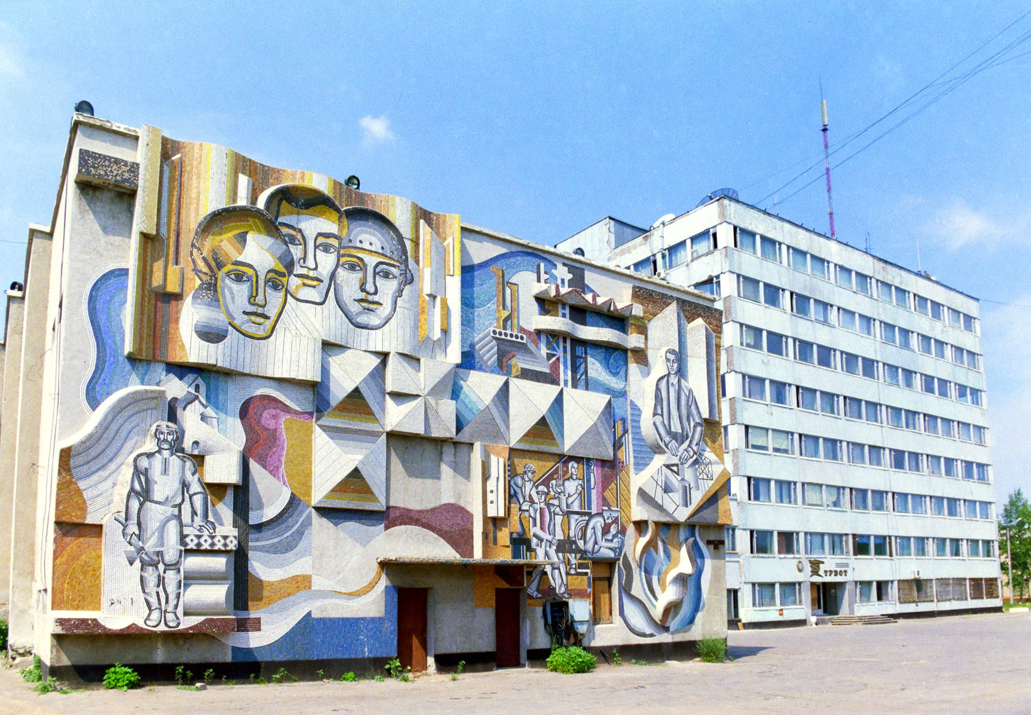 Новокуйбышевск, Улица Миронова, 31А. Монументальное искусство (мозаики, росписи, барельефы, сграфито)