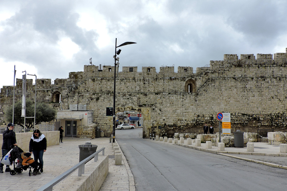 Иерусалим, Batei Mahase Street, Dung Gate