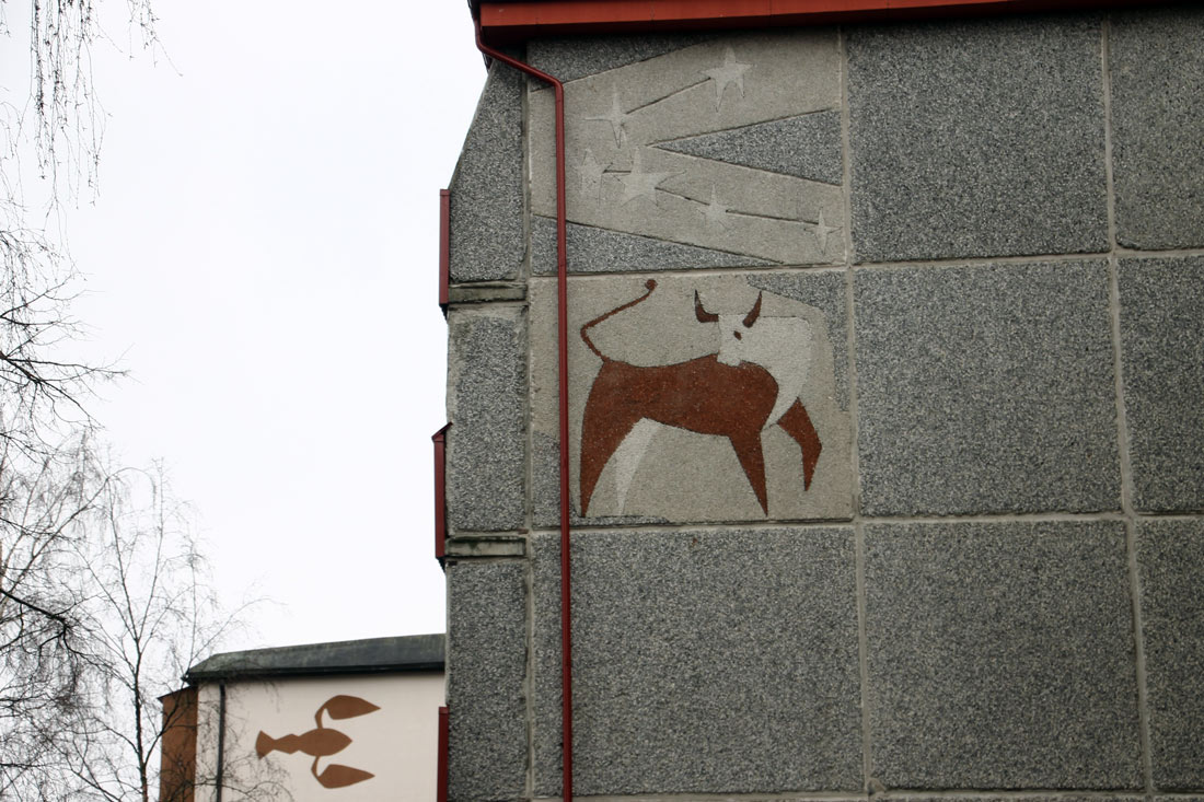 Таллин, Ehitajate tee, 15; Ehitajate tee, 17. Монументальное искусство (мозаики, росписи, барельефы, сграфито)