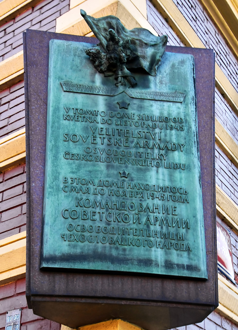 Прага, Smetanovo nábřeží, 18. Прага — Мемориальные доски