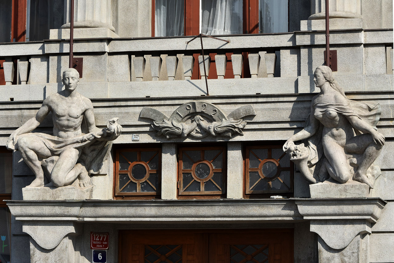 Прага, ​Nad Štolou, 6. Монументальное искусство (мозаики, росписи, барельефы, сграфито)