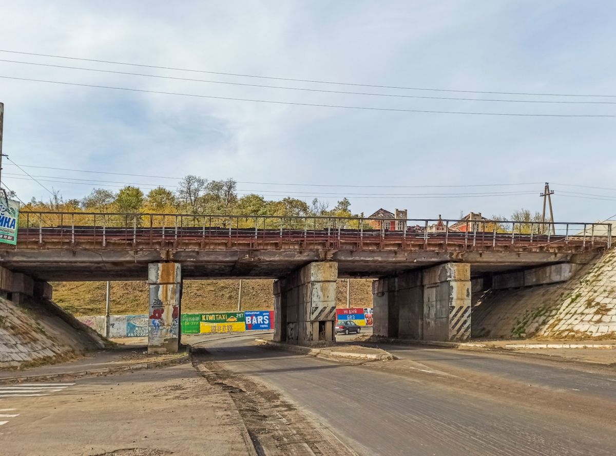 Lisiczansk, Красная улица, железнодорожный мост