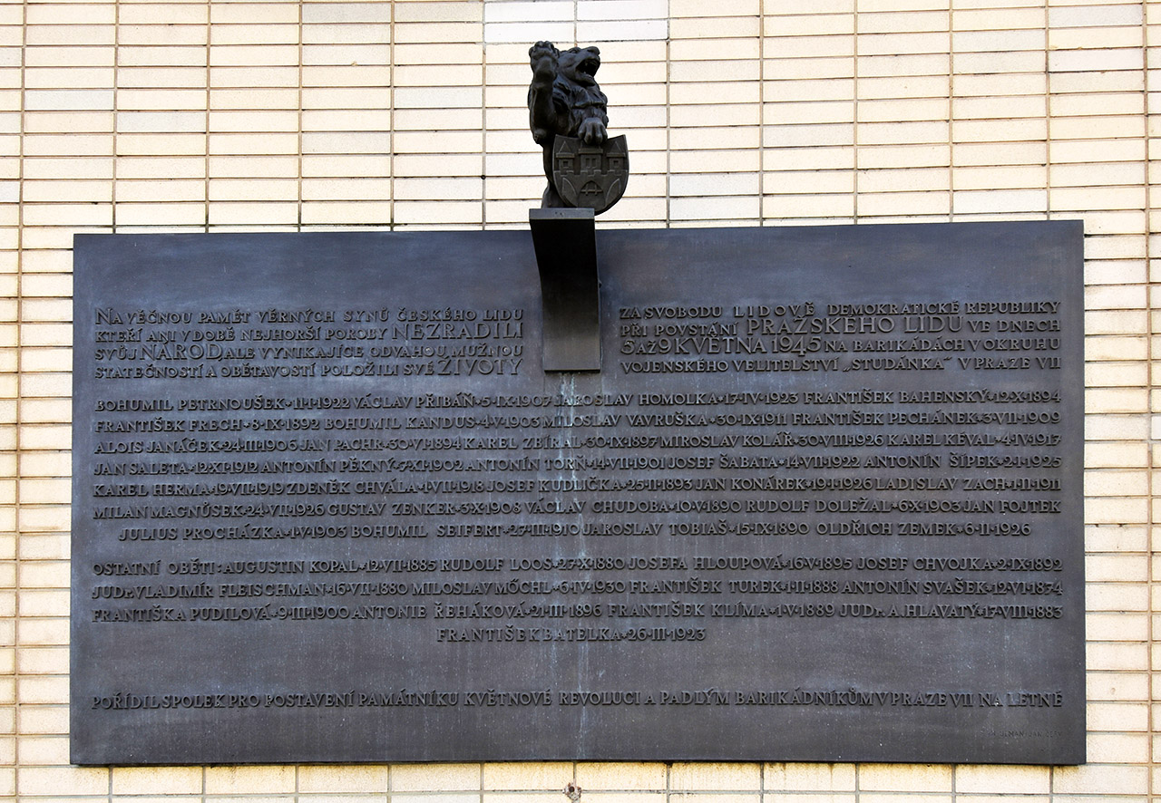 Прага, ​Nad Štolou, 5 / ​Milady Horákové, 85. Прага — Memorial plaques