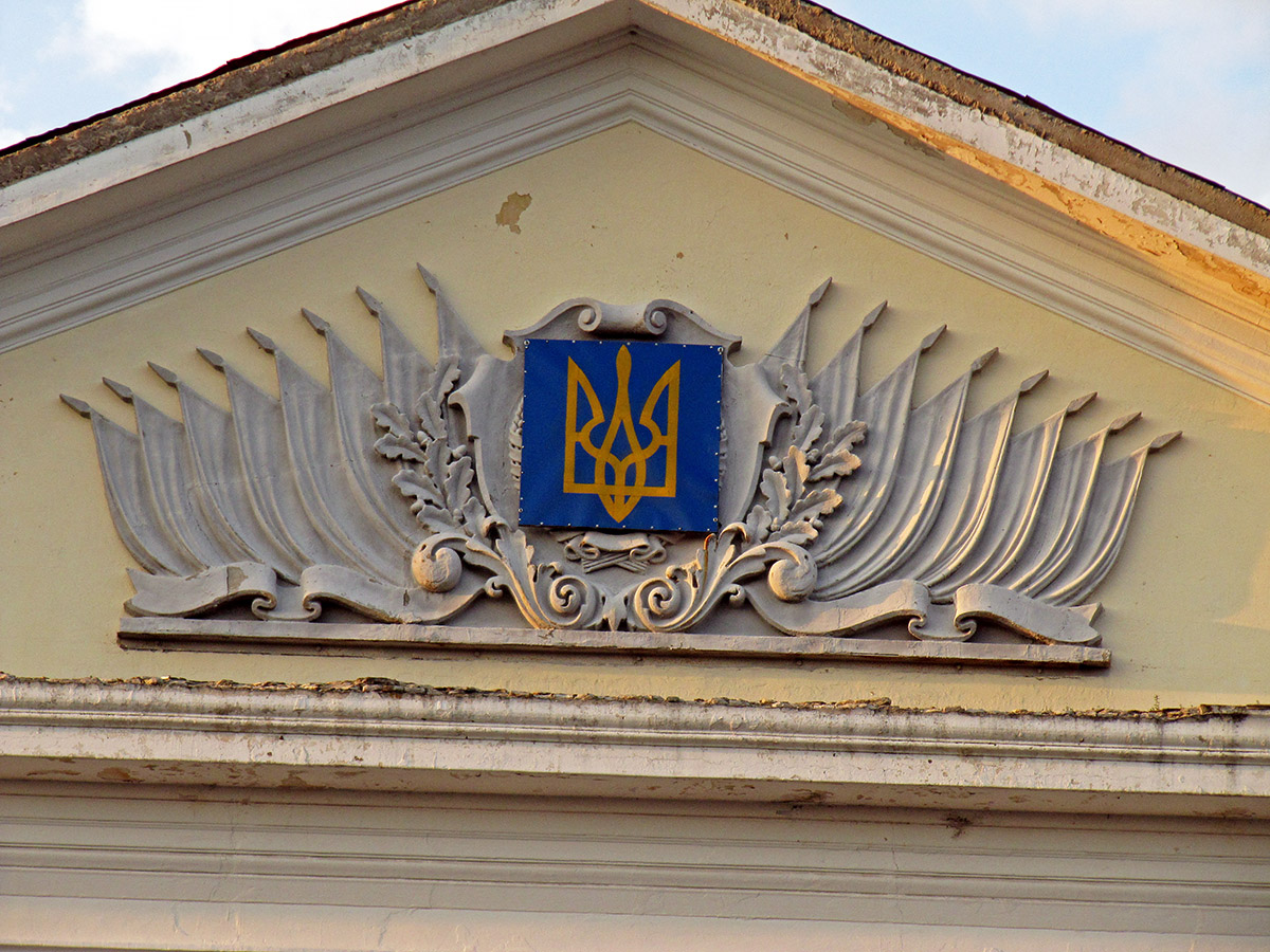 Северск, Проспект Мира, 1. Монументальное искусство (мозаики, росписи, барельефы, сграфито)