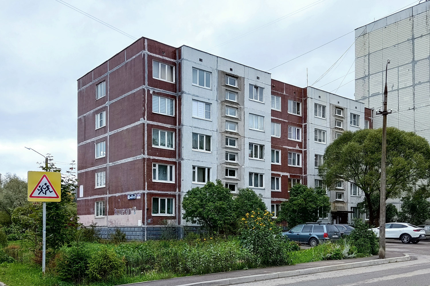 Луга, Проспект Володарского, 42 (подъезды 1-2)