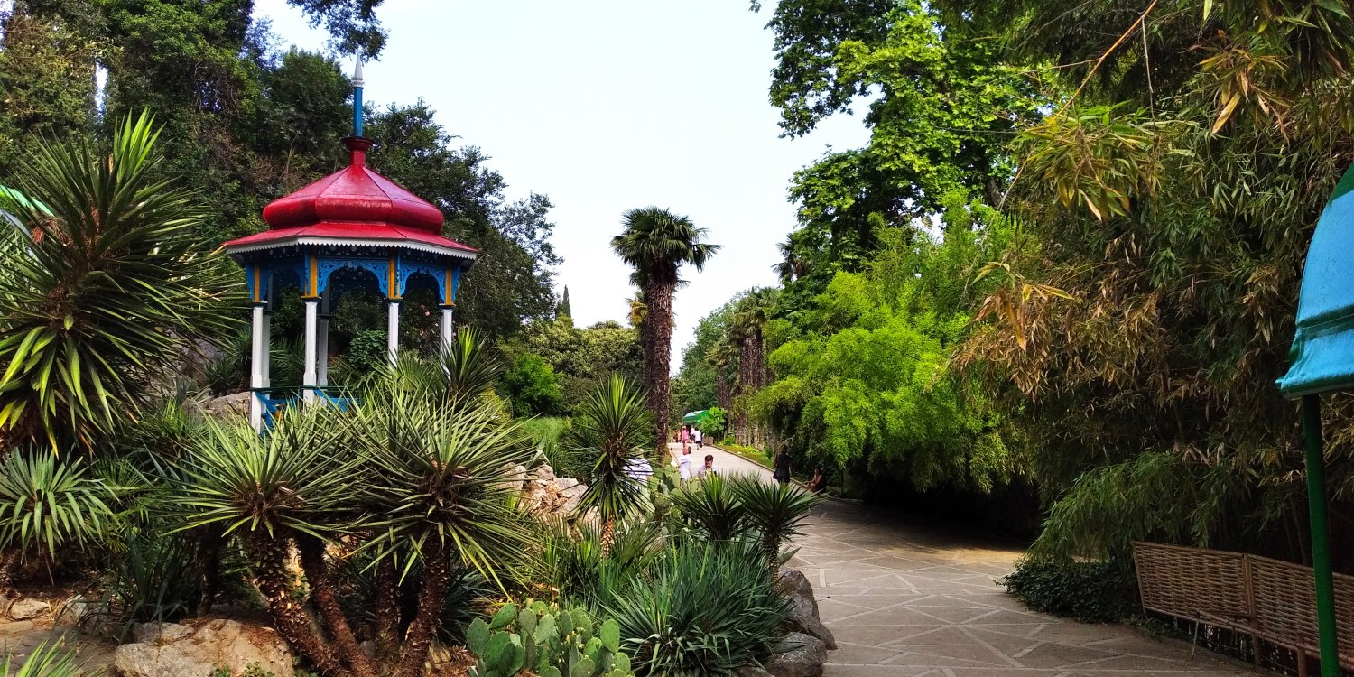 Ялта, пгт Никита, Никитский ботанический сад, беседка