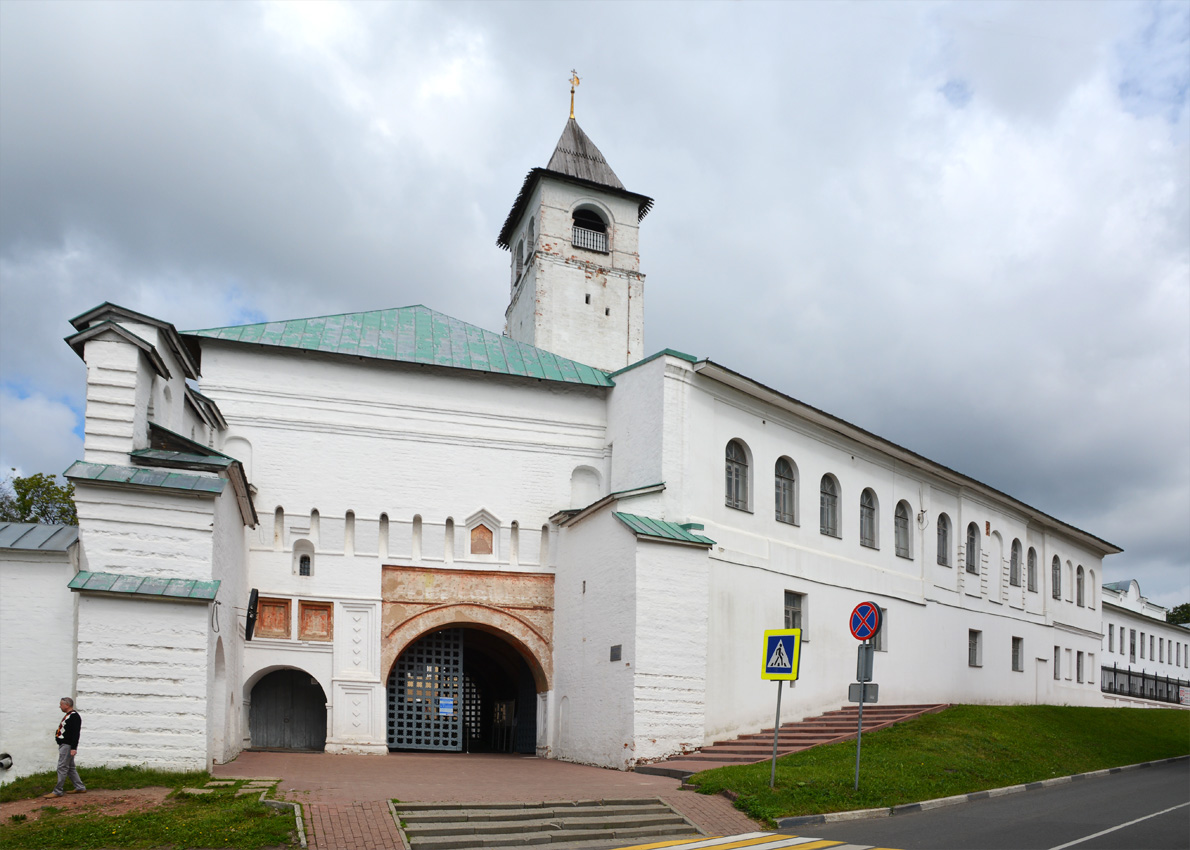 Yaroslavl, Богоявленская площадь, 25 Святые ворота; Богоявленская площадь, 25 Семинарский корпус