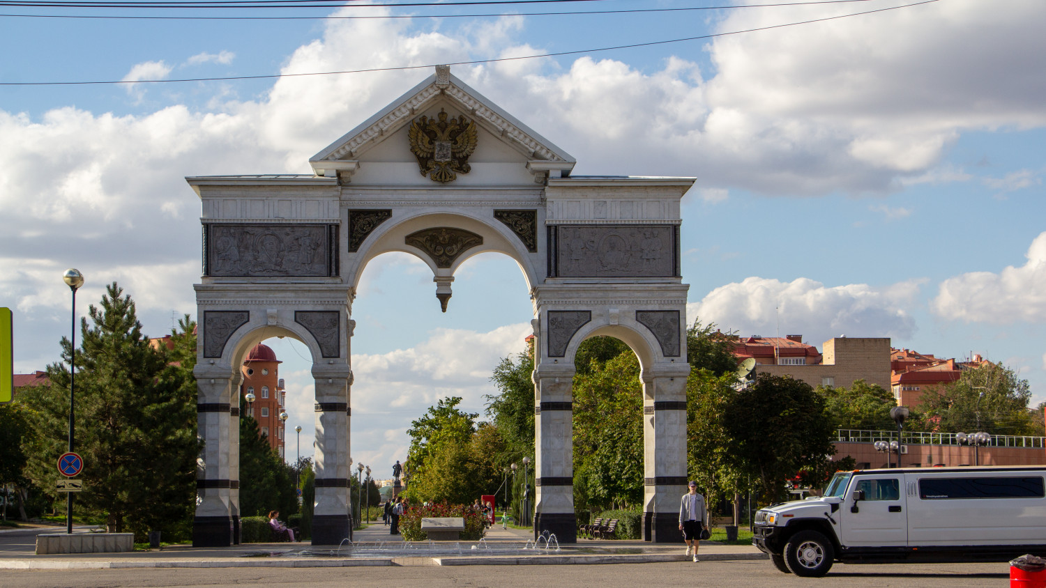 Астрахань, Проспект Губернатора Анатолия Гужвина, Триумфальная арка