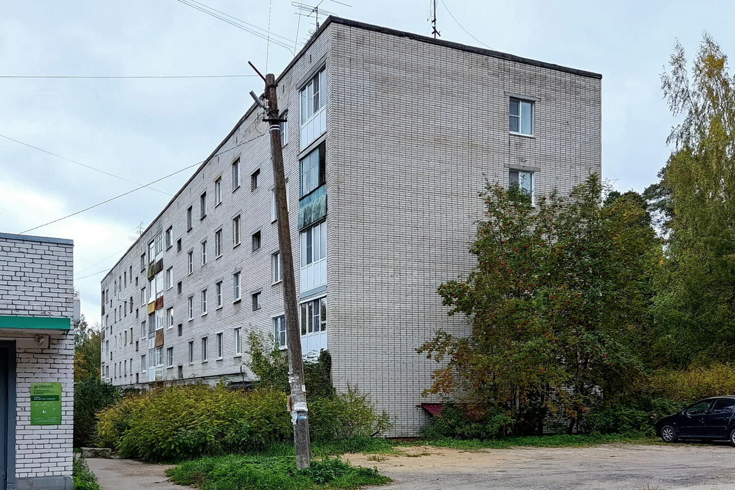 Lomonosov District, other localities, Лебяжье, улица Мира, 1а