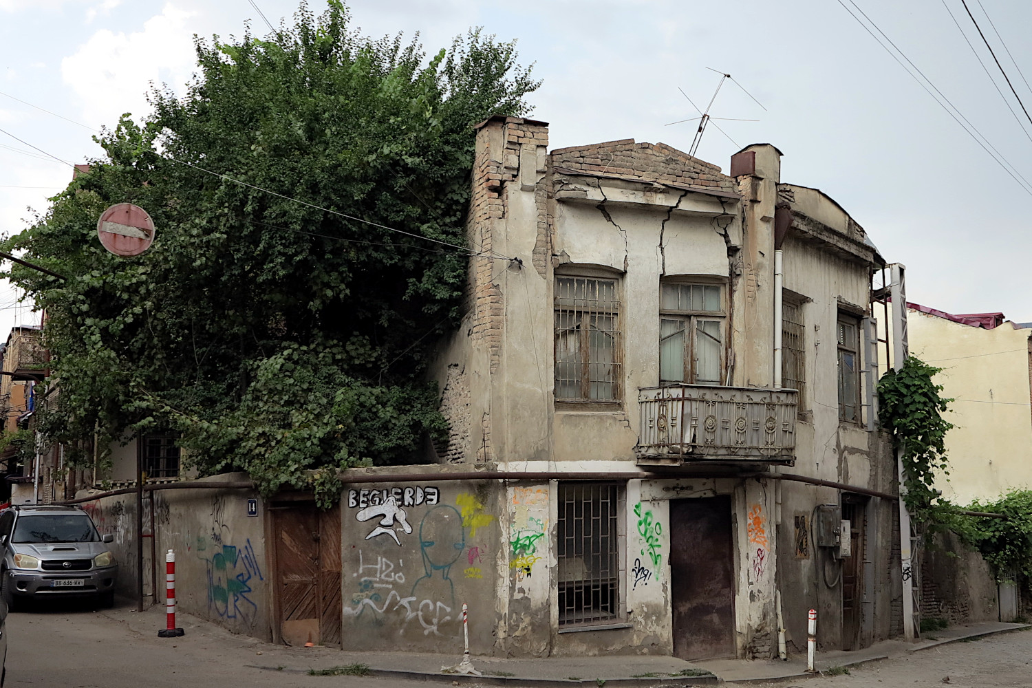 Тбилиси, Улица Гии Абесадзе, 14 / Улица Антона Каталикоси, 4