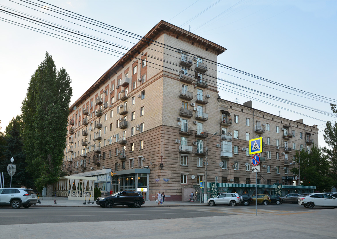 Wolgograd, Аллея Героев, 4; Советская улица, 15