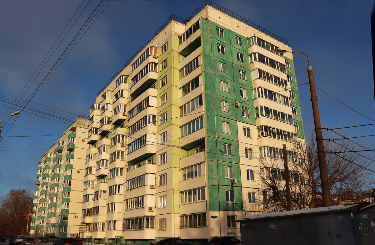 Omsk, 1-я улица Челюскинцев, 94 / Улица Сурикова, 1